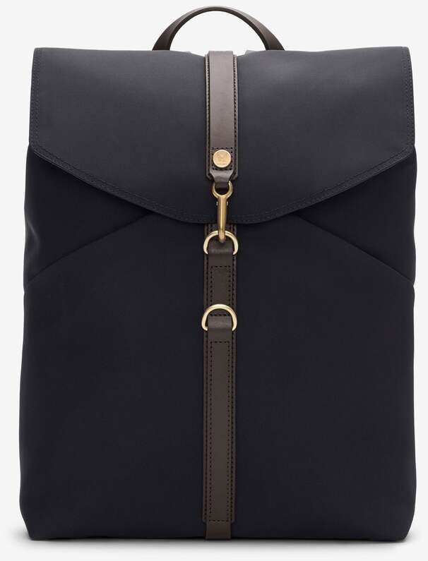 Schwarzer Rucksack von MISMO mit goldenen und braunen Akzenten, sichtbare Lederverzierungen und minimalistischem Design.
