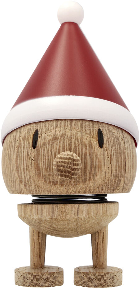 Im Zentrum steht die kleine Hoptimist Elf Bumble Dekofigur aus Eiche. Die Figur hat einen kugelförmigen Körper mit zwei Beinen und Füßen, besitzt ein freundliches Gesicht und trägt eine rote Weihnachtsmütze mit weißem Bommel. Der Hintergrund ist weiß und leer.
