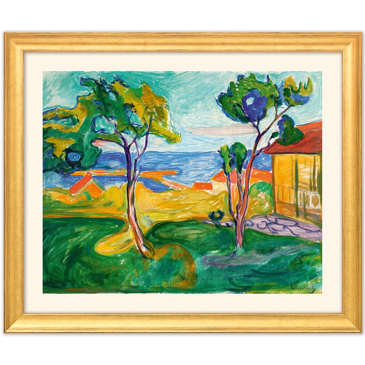 Der Kunstdruck zeigt eine expressionistische Sommerlandschaft von Edvard Munch mit kräftig grünem Rasen, blauen und violetten Bäumen, orange-gelben Akzenten und im Hintergrund Wasser und Himmel. Rechts ist ein Gebäudeausschnitt zu sehen. Der Druck ist in einem goldfarbenen Rahmen gefasst.