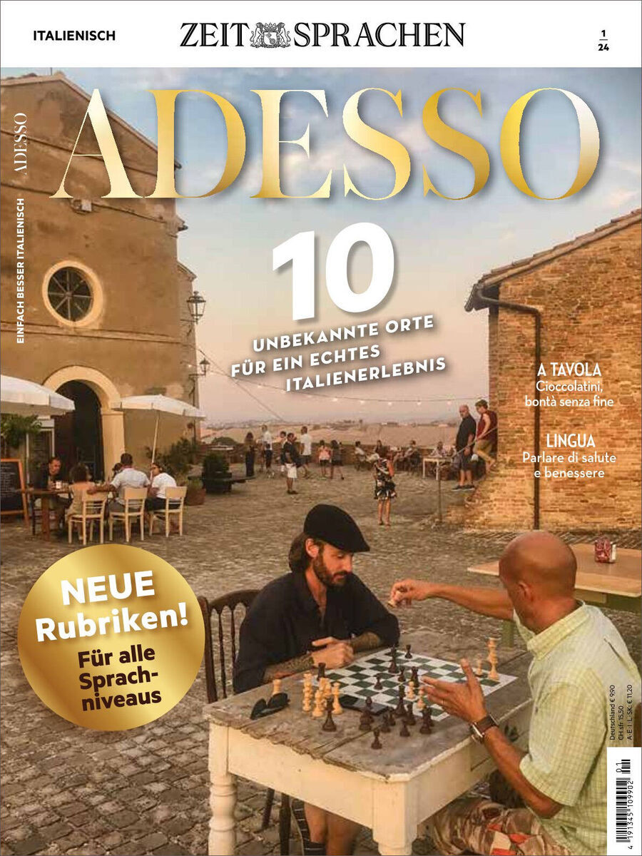 Titelbild des Adesso Magazins Ausgabe 01/2024, zeigt zwei Männer beim Schachspiel im Freien vor historischer italienischer Architektur und gemütlichen Straßencafés. Der Titel und verschiedene Artikelüberschriften sind in Gold und Weiß auf beigem Hintergrund dargestellt.