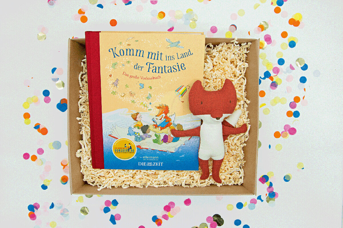 Geschenkset ‚Kleiner Fuchs erzählt Geschichten‘ mit einem roten Fuchs-Plüschtier und einem farbenfrohen Kinderbuch in einer Box mit bunten Konfetti.