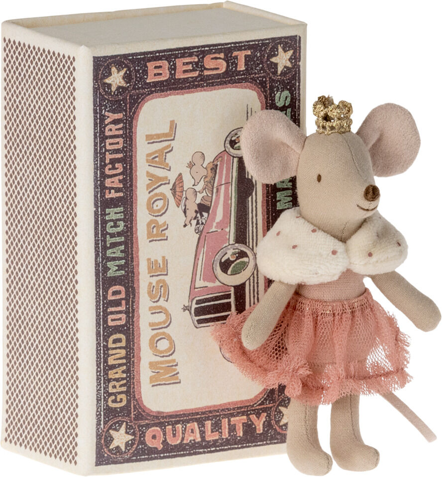 Eine Plüschmaus in einem rosa Tutu und mit einer goldenen Krone auf dem Kopf steht vor einer Vintage-Geschenkschachtel mit der Aufschrift 'Mouse Royal'.