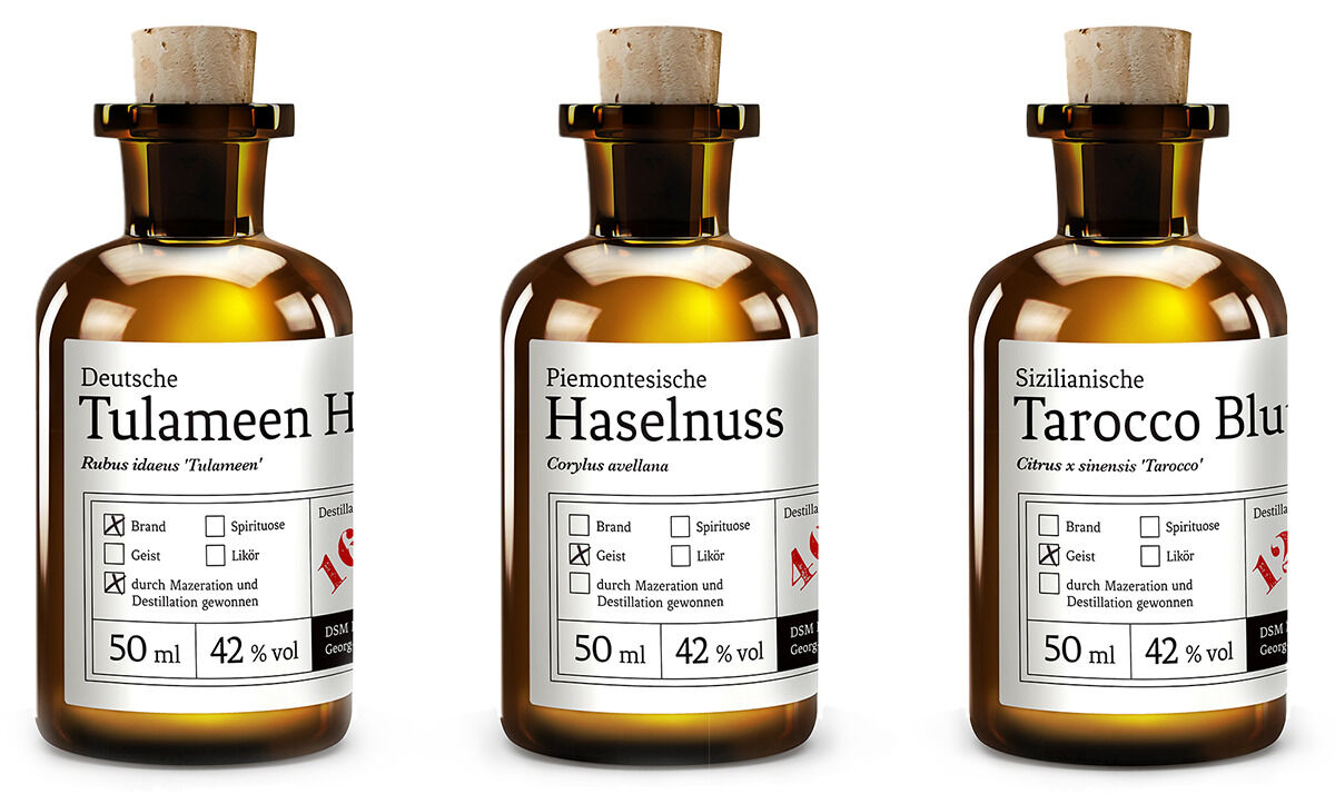 Drei Flaschen ZEIT-Sonderedition »Meisterdestillate«, enthält Deutsche Tulameen Himbeere, Piemontesische Haselnuss und Sizilianische Tarocco Blutorange, jeweils 50 ml und 42 % vol, abgebildet mit Korkverschluss.
