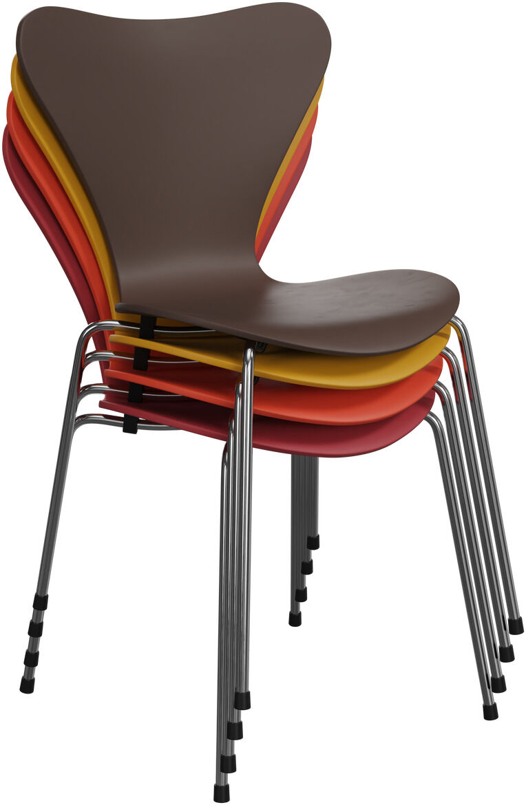 Vier gestapelte Design-Stühle vom Typ Esstischstuhl "Serie 7", Edition Verner Panton von Fritz Hansen. Vorderster Stuhl in Tabacco-Braun, darunter gelb und rot. Abgerundete Rückenlehne, filigrane Metallbeine, modernes skandinavisches Design, wirkt hochwertig und zeitlos.
