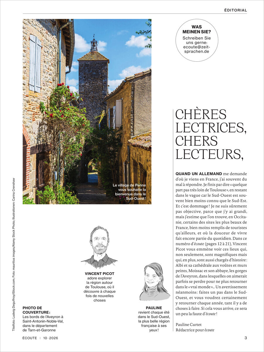 Die Seite zeigt links oben ein lebhaftes Farbfoto eines engen Gassenabschnitts in einem französischen Dorf mit Steinmauern, Pflanzen und einem historischen Turm. Rechts davon Editorialtext in Schwarz, Titelschrift und Illustrationen der Redakteure, helle und freundliche Gestaltung.