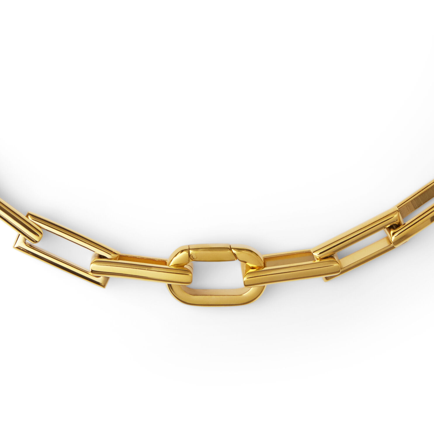 Detailansicht einer hochwertigen, vergoldeten Gliederkette mit modernem, rechteckigem Design. Die goldfarbene Kette liegt halbkreisförmig auf weißem Hintergrund. Das Schmuckstück wirkt zeitlos und elegant und reflektiert das Licht dezent glanzvoll.