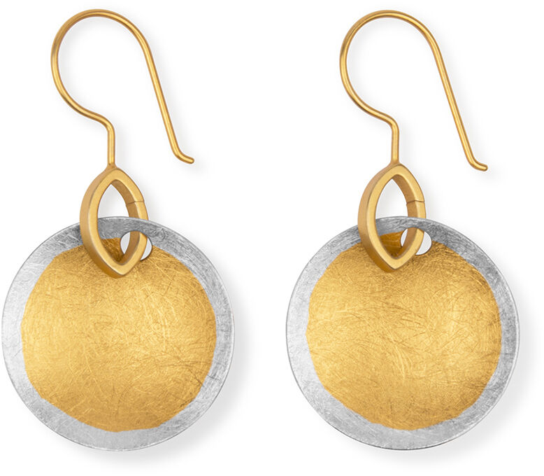 Ein Paar Ohrringe, Modell „Sole“, mit runden Anhängern in goldenem und silbernem Finish, aufgehängt an goldenen Haken.