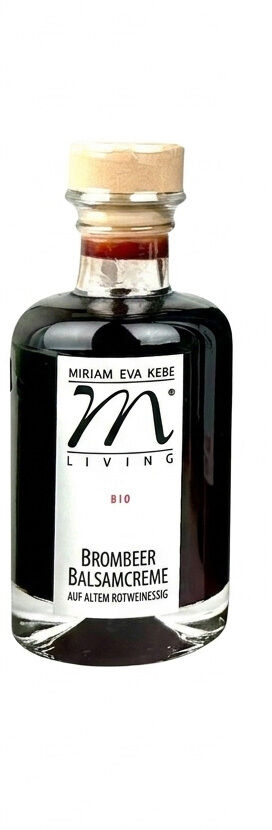 Glasflasche mit Korkverschluss, gefüllt mit dunkler, fast schwarzer Brombeer-Balsamcreme von Kebe Living, Bio-Qualität. Weißes Etikett vorne mit schwarzer Schrift und Logo, elegantes, klares Design auf weißem Hintergrund.