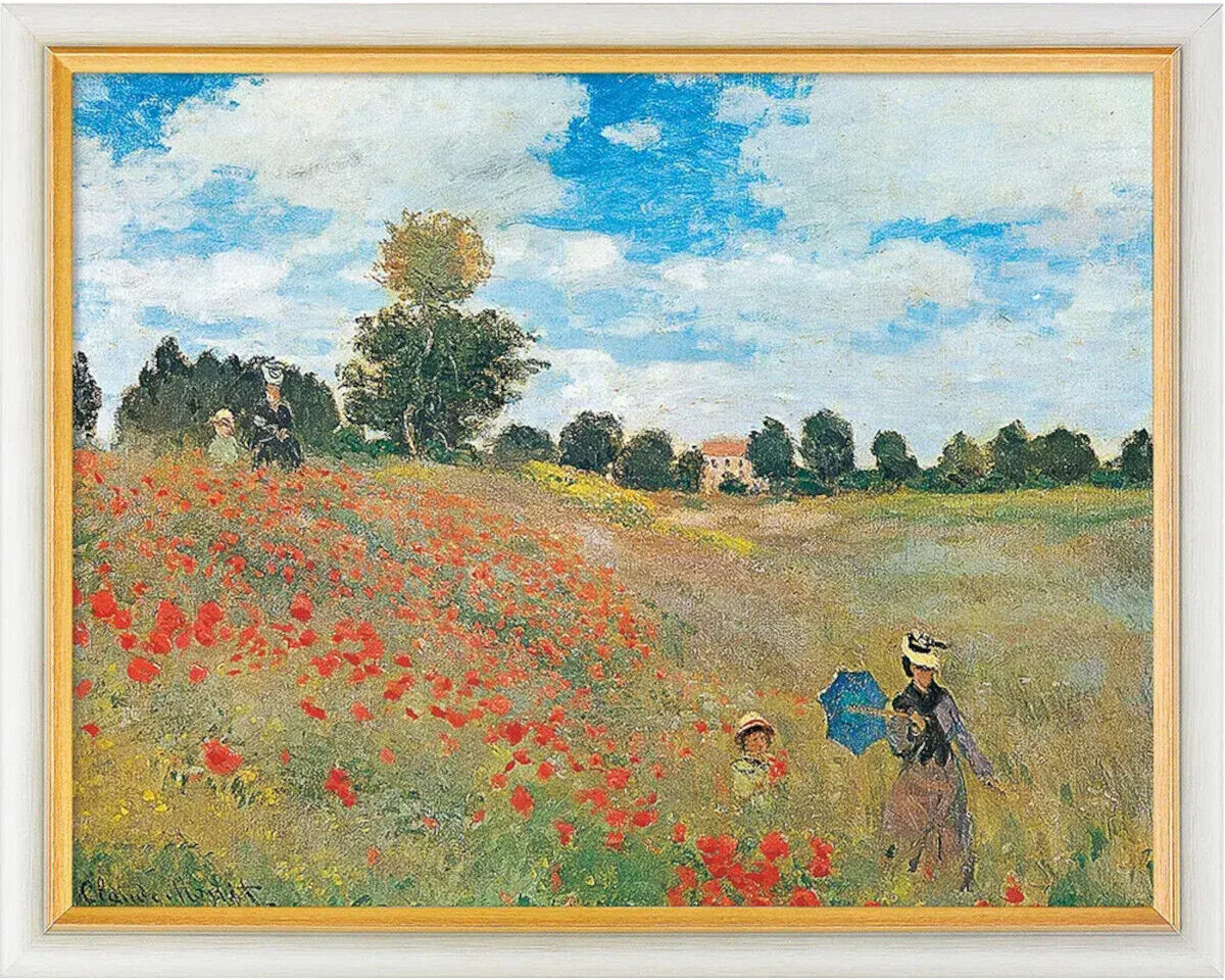 Gerahmtes Bild mit dem Motiv 'Mohnfeld bei Argenteuil' im Stil des Impressionismus. Es zeigt eine sommerliche Landschaft mit einem Feld von blühenden roten Mohnblumen, Bäumen und einem hellen Himmel mit weißen Wolken. Im Bild befinden sich zwei Frauen und ein Kind, die durch das Blumenfeld spazieren. Der Rahmen ist weiß mit einem goldenen Akzent.