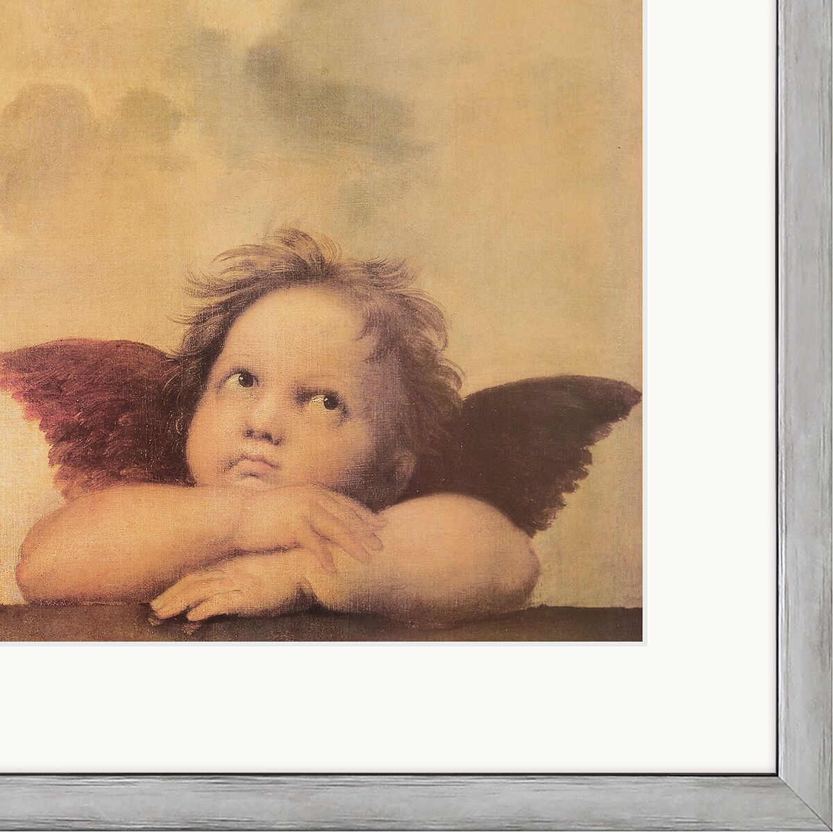 Das Bild zeigt einen nachdenklich blickenden Engel mit roten Flügeln, der auf den Armen liegt. Der Hintergrund ist in warmen Beigetönen gehalten und wird von sanften Wolken durchzogen. Der Engel ist in einem silberfarbenen Holzrahmen mit weißem Passepartout und Glas gerahmt.