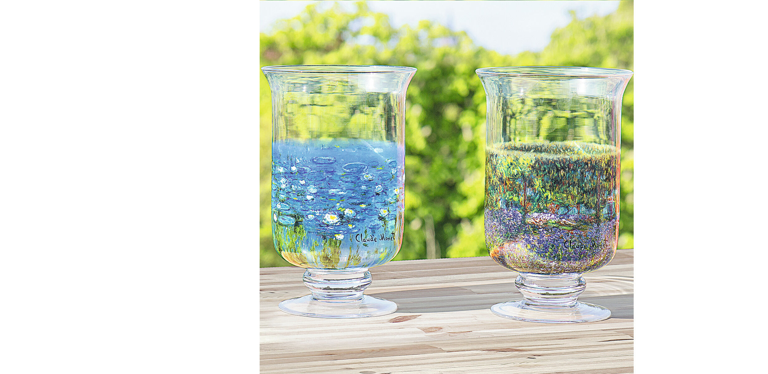 Zwei Glaswindlichter oder Vasen mit bunten Mustern, die von Claude Monet inspiriert sind, stehen auf einem Holztisch im Freien vor einem Hintergrund mit grünem Laub.