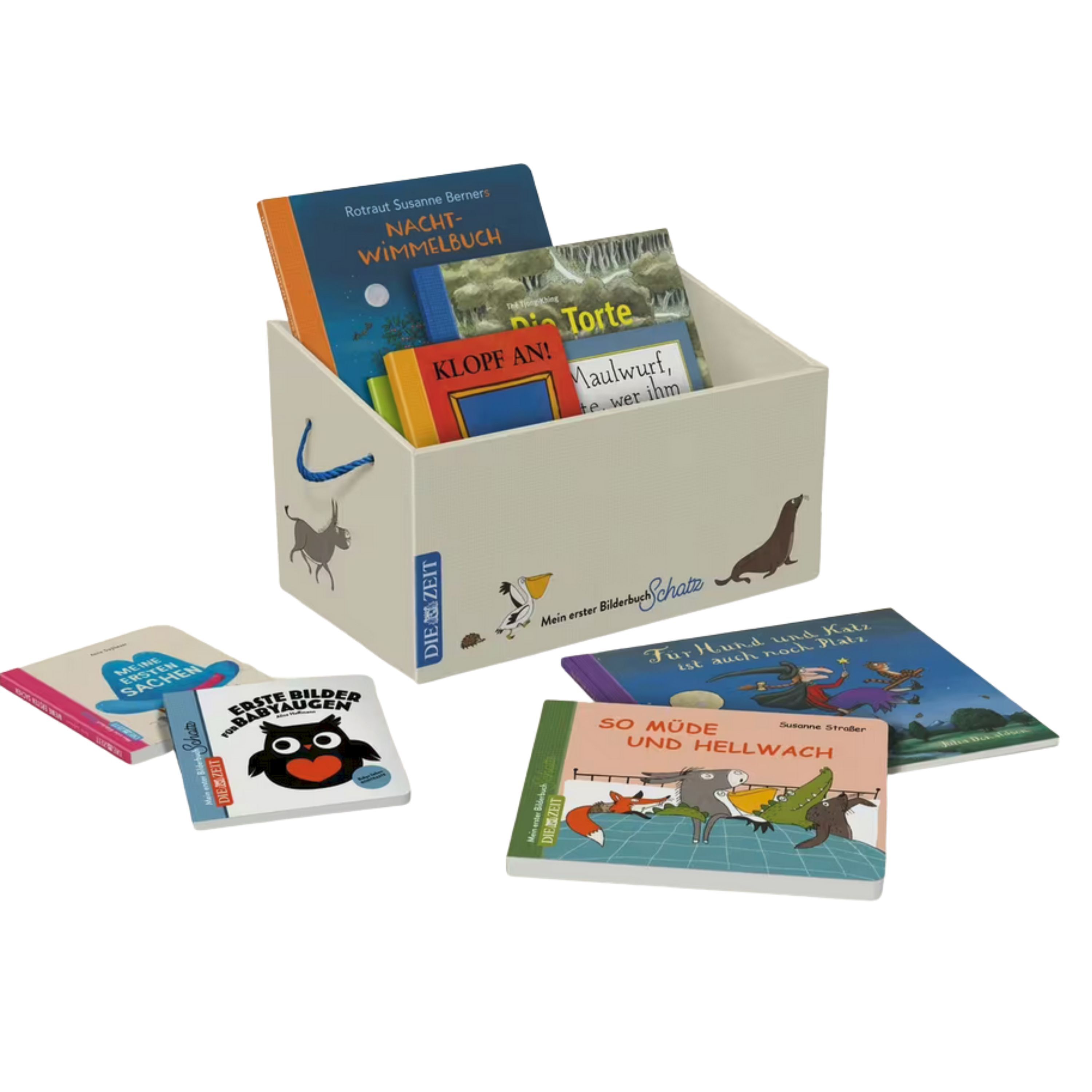 Eine stabile weiße Bücherkiste mit Aufdruck von Tieren und dem Logo der ZEIT-Edition »Mein erster Bilderbuchschatz« ist zu sehen. Darin stehen acht farbenfrohe Bilder- und Pappbücher für Kinder. Einige Bücher liegen zusätzlich davor ausgebreitet. Das Bild verströmt einen liebevoll kindgerechten Eindruck.