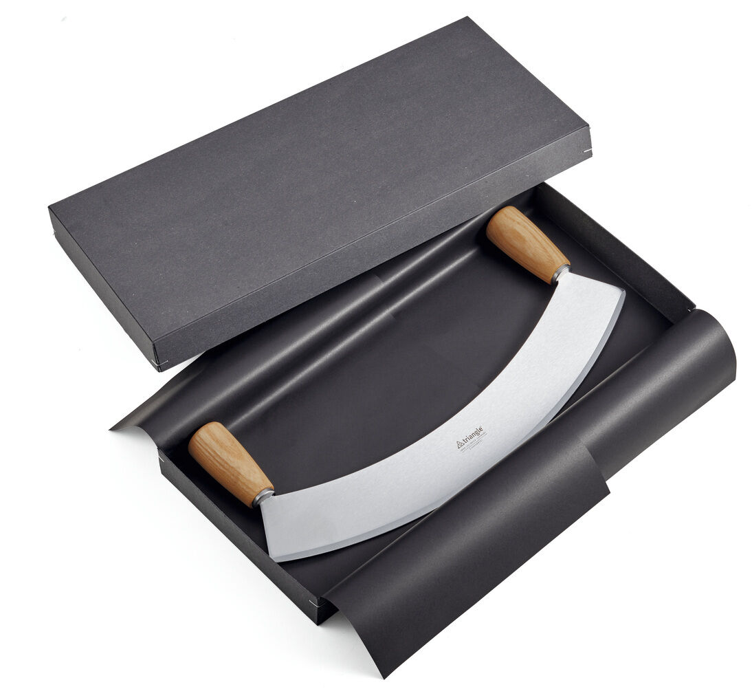 Schneideutensil mit 36cm langer, einschneidiger Edelstahlklinge, markanter Griff aus braunem Esche Kernholz. Produkt präsentiert auf hellem Hintergrund, feine Maserung des Holzes deutlich sichtbar. Edles, funktionales Küchenwerkzeug der Marke triangle.