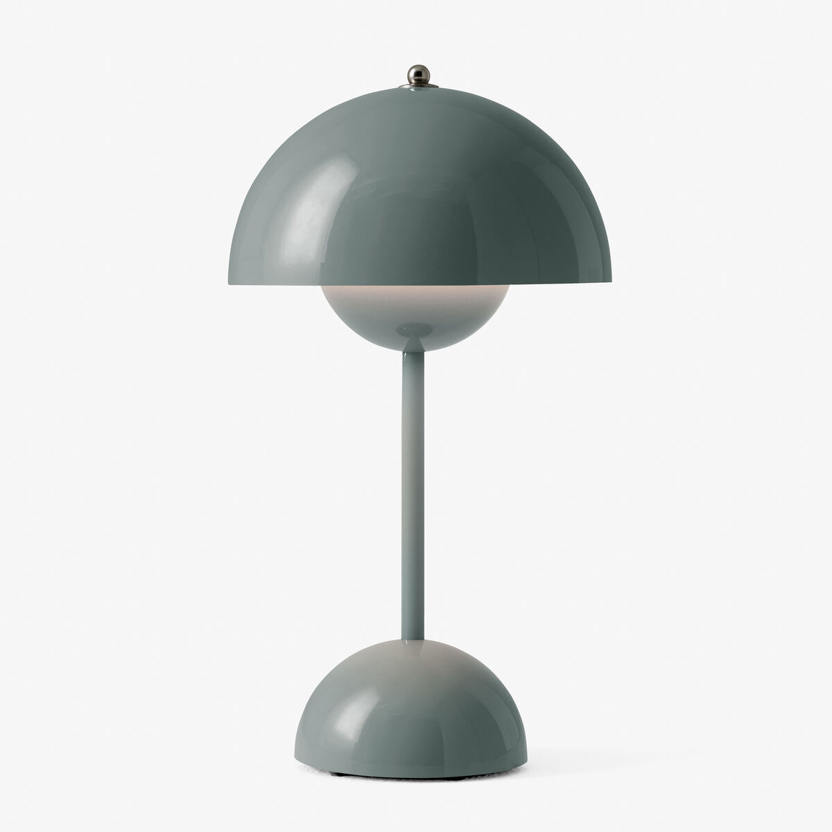 Bild einer tragbaren Tischleuchte namens Flowerpot VP9. Die Lampe hat ein minimalistisches Design und besteht aus einem halbrunden Lampenschirm und einem stabilen Standfuß in Grau.