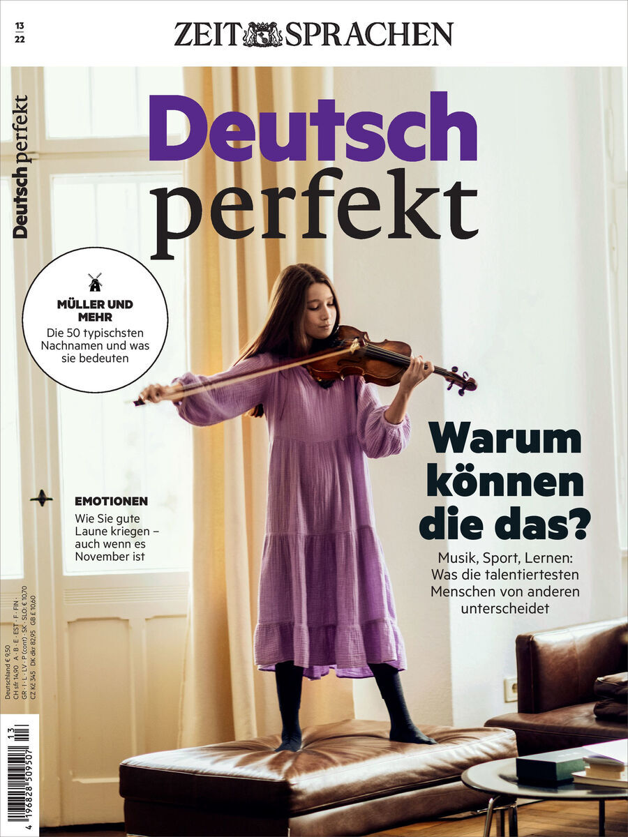 Eine Ausgabe der Zeitschrift 'Deutsch perfekt', Ausgabe 13/2022. Das Cover zeigt eine junge Frau, die in einem lila Kleid eine Violine spielt. Der Hintergrund ist ein helles Wohnzimmer mit einem Sofa und einem Teppich. Text auf dem Cover: 'Warum können die das? Musik, Sport, Lernen: Was die talentiertesten Menschen von anderen unterscheidet.' Die Zeitschrift bietet Artikel über deutsche Sprache, Kultur und Bildung.