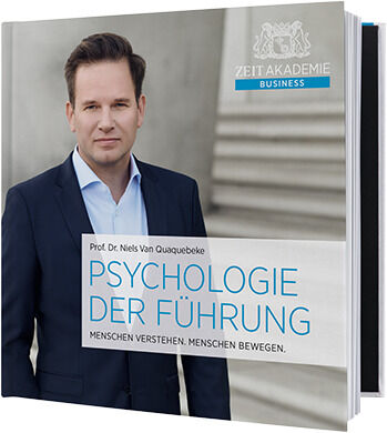 Ein Buchcover des »Psychologie der Führung«-Seminars, das Bild zeigt Prof. Dr. Niels van Quaquebeke im blauen Anzug mit weißem Hemd. Der Titel des Seminars ist in dunkelblauer Schrift auf weißem Hintergrund geschrieben.