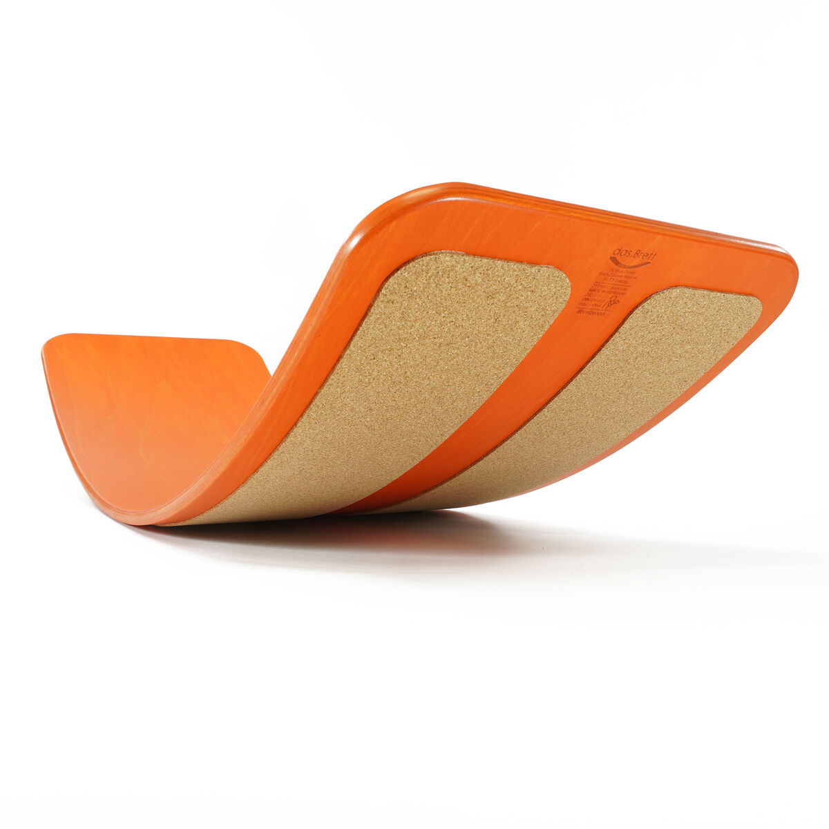 Das Bild zeigt ein pompejanisch rotes Balance Board von „das.Brett“ mit einer Holzoptik und einer beigeartigen rutschfesten Unterseite. Ideal für Fitness und Gleichgewichtstraining.