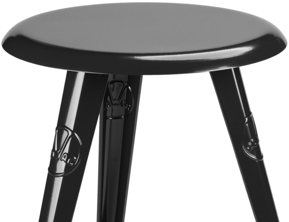 Ein schlichter, dreibeiniger Hocker aus schwarzem Stahl im Industriedesign-Stil auf weißem Hintergrund. Das Design ist minimalistisch und robust, geeignet für Wohnräume, Werkstätten oder moderne Büros.