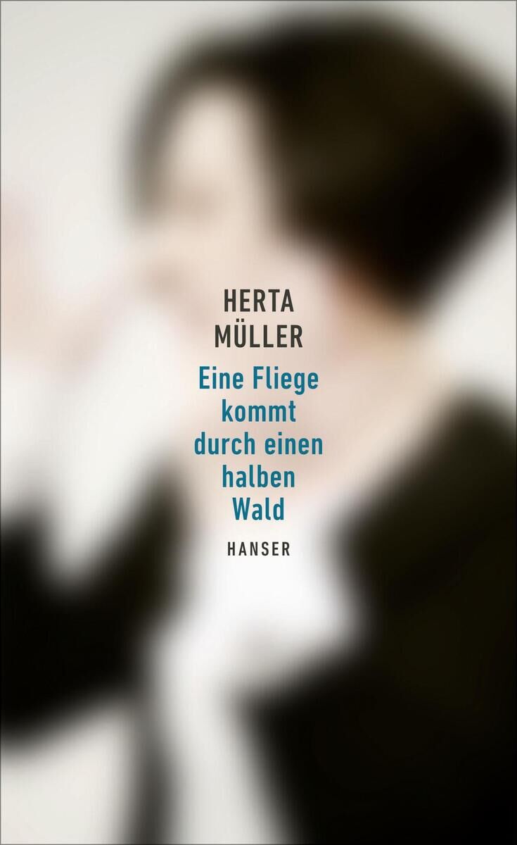 Buchcover von 'Eine Fliege kommt durch einen halben Wald' von Herta Müller. Das Cover zeigt einen verschwommenen menschlichen Umriss auf weißem und schwarzem Hintergrund mit blauem Text.