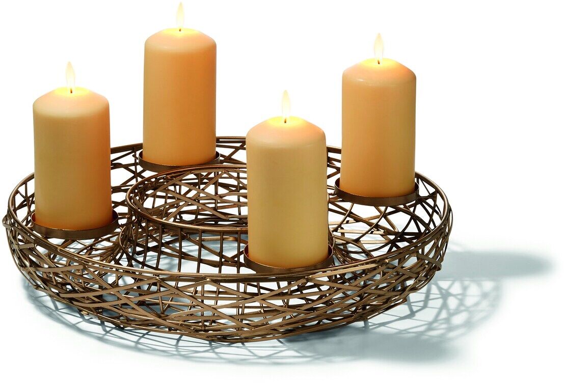 Ein handgefertigter Adventskranz aus Naturmaterialien mit vier brennenden beigen Kerzen, angeordnet in einer stabilen braunen Holzkonstruktion.