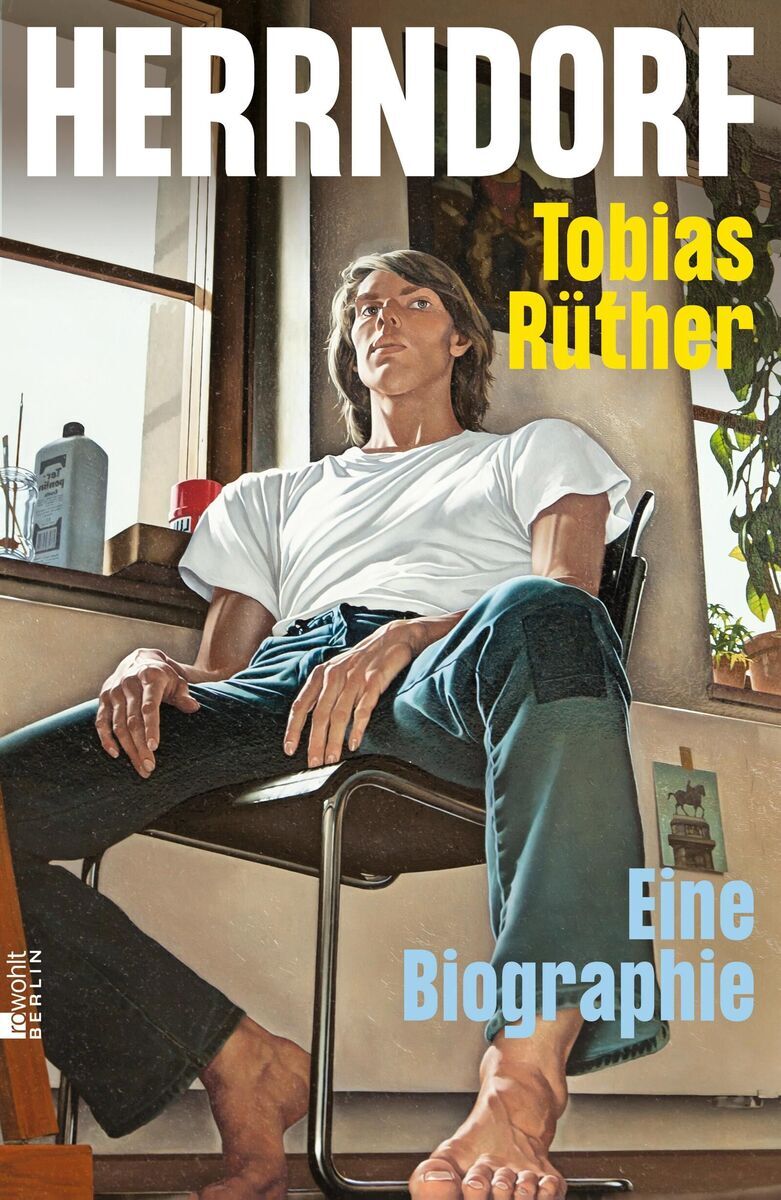 Das Cover des Buches 'Herrndorf' von Tobias Rüther zeigt eine Porträtphotographie eines sitzenden Mannes vor einem Fenster, mit Bücherregal und Pflanzen im Hintergrund. Der Titel und der Autorenname sind in großer, auffälliger Schrift gestaltet.