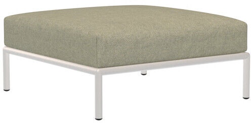 Eine moderne Ottomane mit hellgrüner Polsterung und weißem Stahlrahmen. Die schlanke Form und das minimalistische Design machen sie passend für verschiedene Wohnräume.