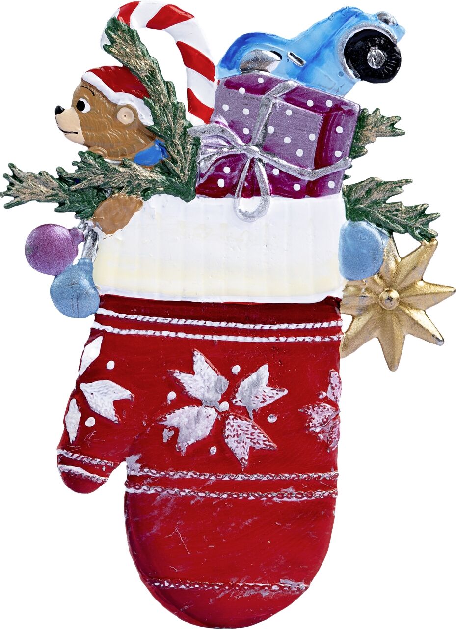 Eine detailreich bemalte Zinnfigur in Form eines roten Weihnachtshandschuhs mit weißen Schneeflocken, gefüllt mit kleinen Geschenken, einem Teddybär, einer Zuckerstange, einem blauen Spielzeugauto und umgeben von Tannenzweigen, einer goldenen Sternendekoration und bunten Kugeln. Die Figur eignet sich als traditionelle Weihnachtsdekoration.