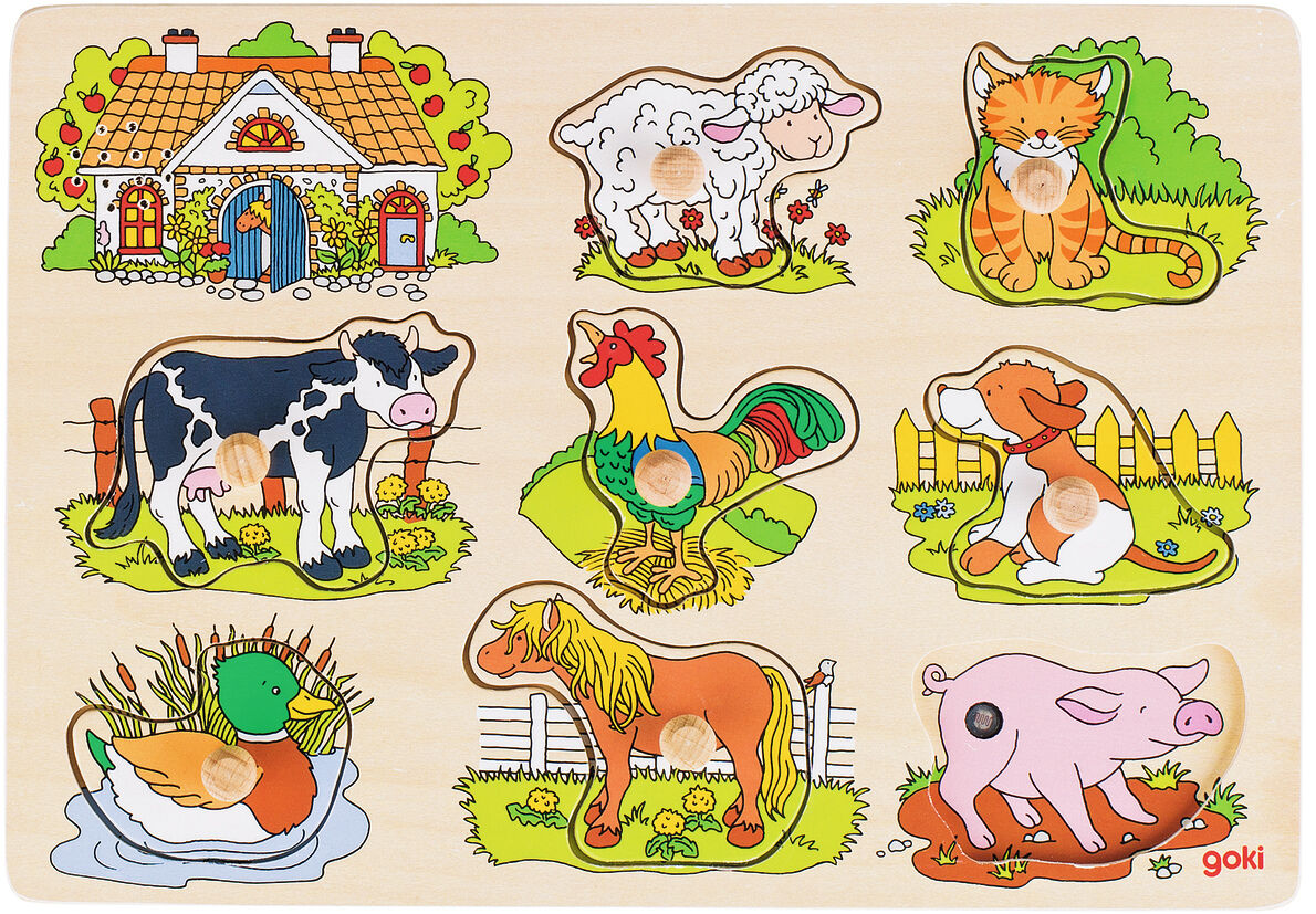 Das Bild zeigt ein rechteckiges Holzpuzzle mit Bauernhoftieren. Neun farbenfrohe Puzzleteile mit Kugelgriffen stellen eine Kuh, ein Schaf, eine Katze, einen Hahn, einen Hund, eine Ente, ein Pferd, ein Schwein sowie ein Bauernhaus dar. Das Spielzeug ist besonders für Kleinkinder geeignet und fördert die Motorik sowie das Erkennen von Tierstimmen.