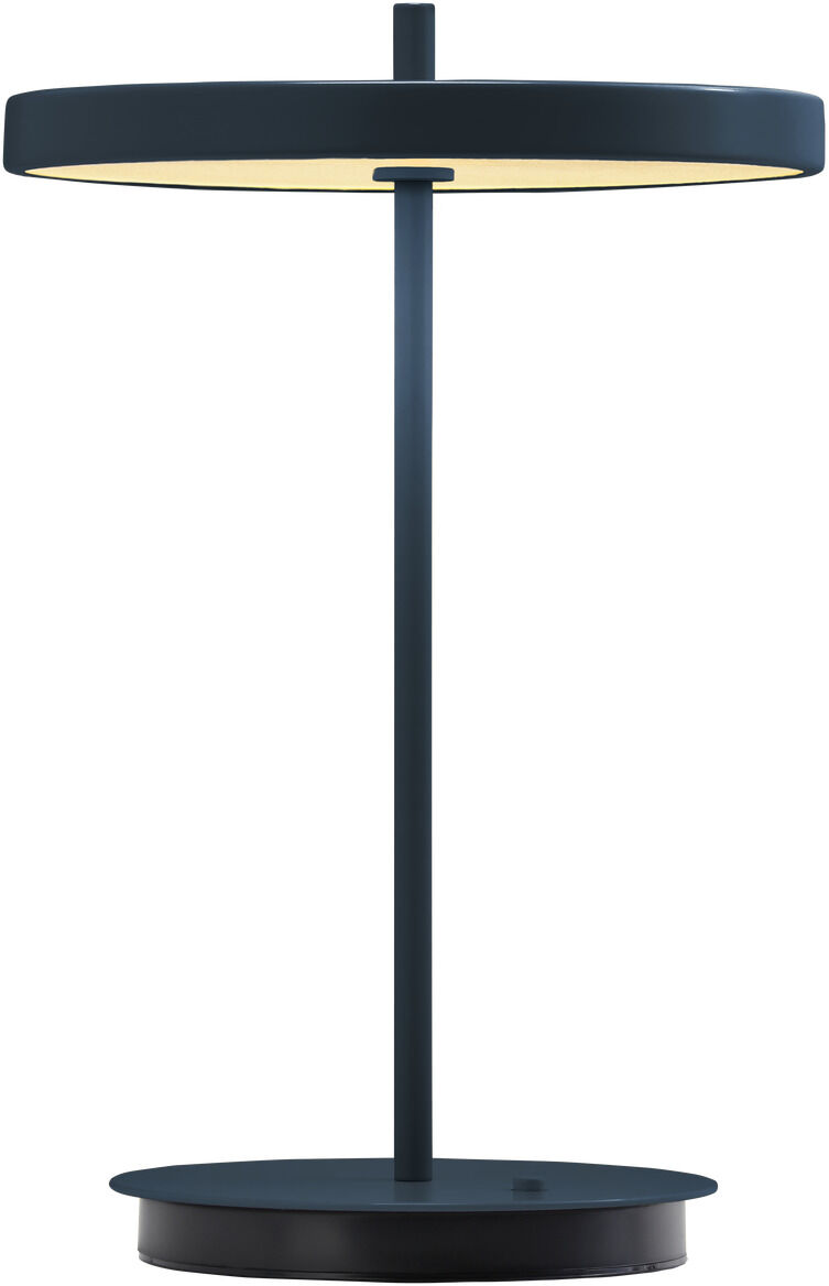 Kabellose, moderne Tischlampe der ZEIT Sonderedition Asteria Move in Mitternachtsblau, mit flachem, rundem Lampenschirm und schlichtem Standfuß, beleuchtet mit warmweißem Licht. Ideal als elegantes Wohnaccessoire oder Schreibtischlampe.