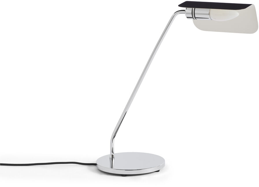 Eine moderne, minimalistische Schreibtischlampe mit einem silbernen Korpus und einem schwarzen Lampenschirm. Die Lampe ist auf einem kreisförmigen Standfuß montiert und hat ein schlankes Design, das sich ideal für Arbeitsplätze eignet.