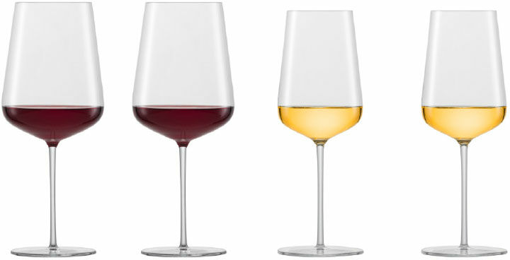 Ein Set aus vier Weingläsern des Sommelier-Bundles »Vervino«, zwei mit Rotwein und zwei mit Weißwein gefüllt, vor einem weißen Hintergrund.