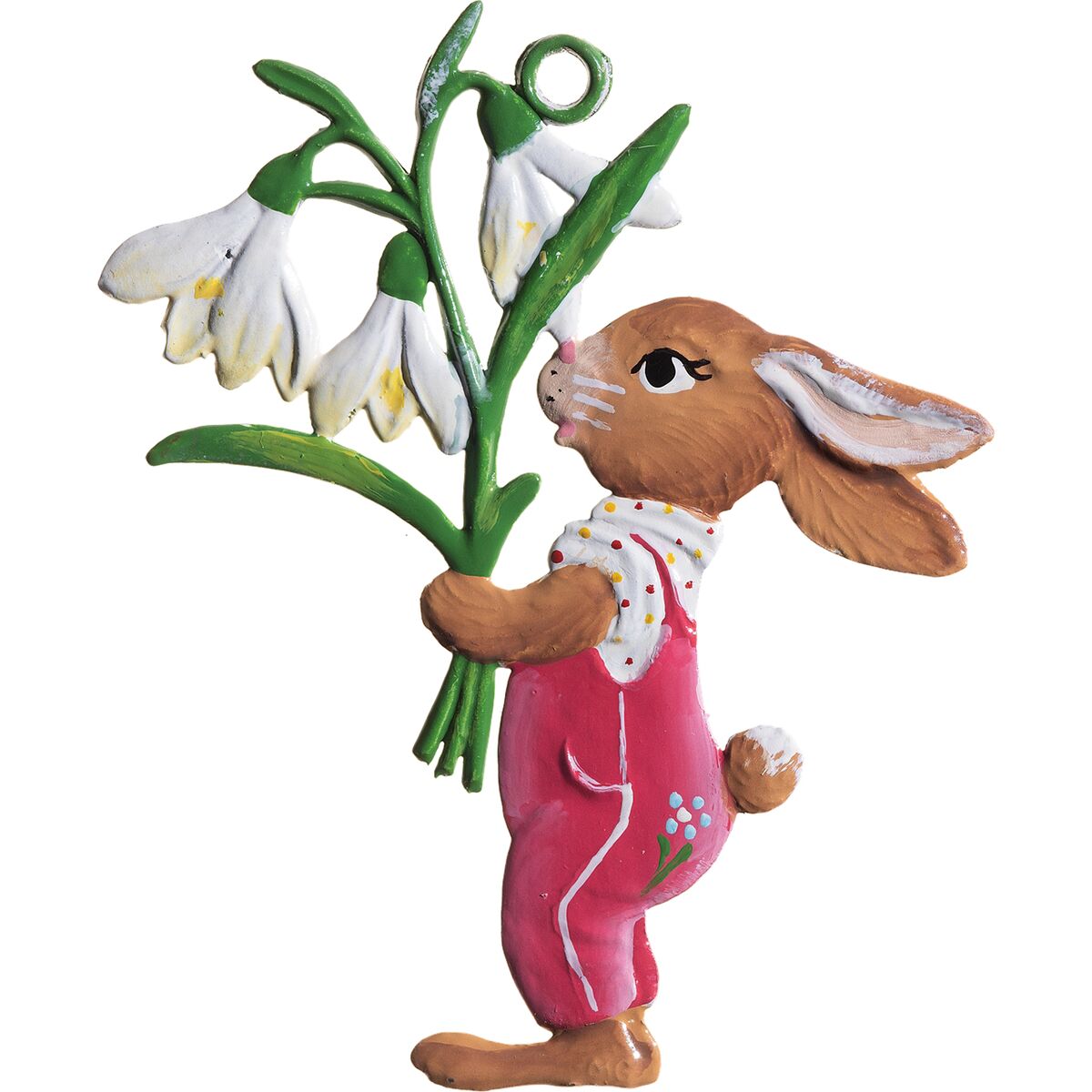 Detailreiche Zinnfigur eines aufrecht stehenden Osterhasen in pinkfarbener Latzhose, der einen Strauß weißer Blumen hält. Die Figur ist bunt von Hand bemalt, mit grünen Stielen und gelben Akzenten an den Blüten, und eignet sich als Osterdekoration.
