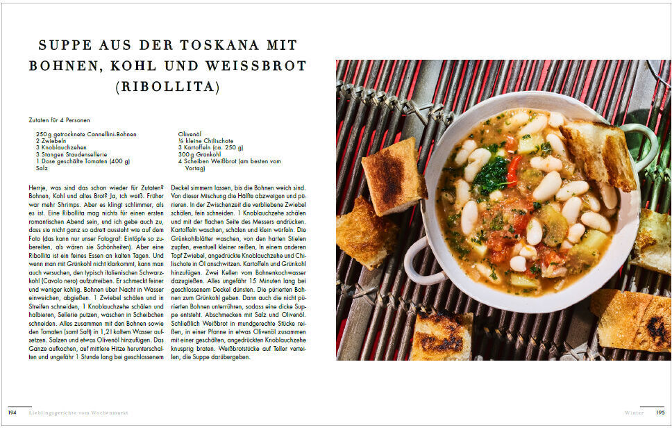 Aufgeschlagenes Kochbuch zeigt ein Rezept für Ribollita, eine toskanische Suppe mit Bohnen, Kohl und Weißbrot. Das Gericht ist in einer weißen Schüssel angerichtet und von geröstetem Brot umgeben. Der Hintergrund besteht aus einem gewebten Textil.