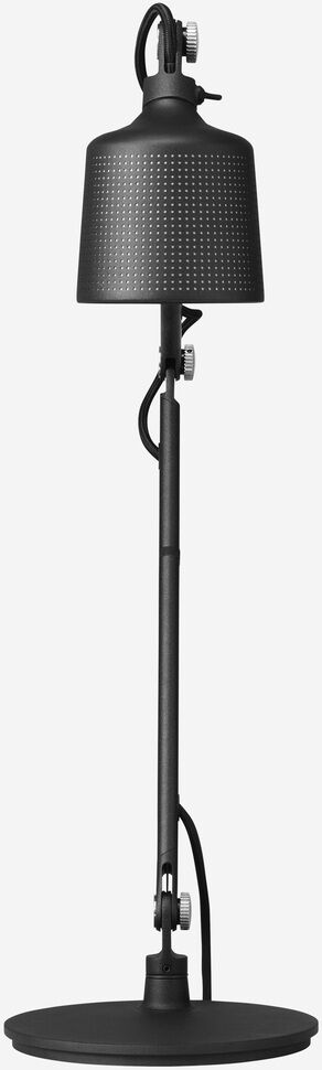 Eine stilvolle und minimalistische Schreibtischlampe der Marke Vipp aus schwarzem Metall. Die Lampe ist höhenverstellbar und hat ein perforiertes Lampenschirmdesign, das für eine moderne Innenbeleuchtung geeignet ist.