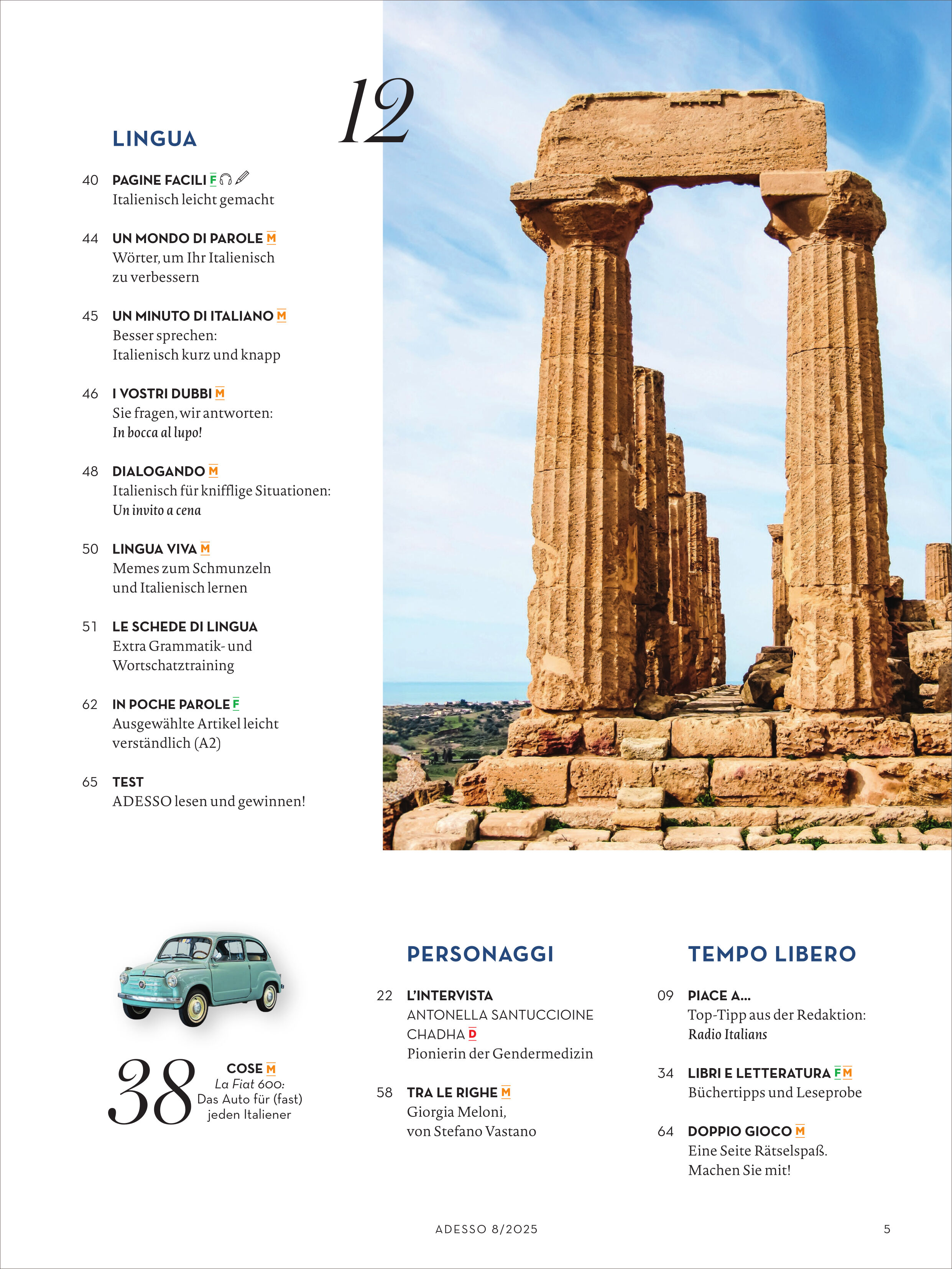 Titelinnenseite des Adesso Magazins 8/2025 mit Inhaltsverzeichnis und großem Foto antiker Tempelruinen in Italien vor blauem Himmel sowie Illustration eines hellblauen Autos. Überschriften auf Italienisch und Deutsch.