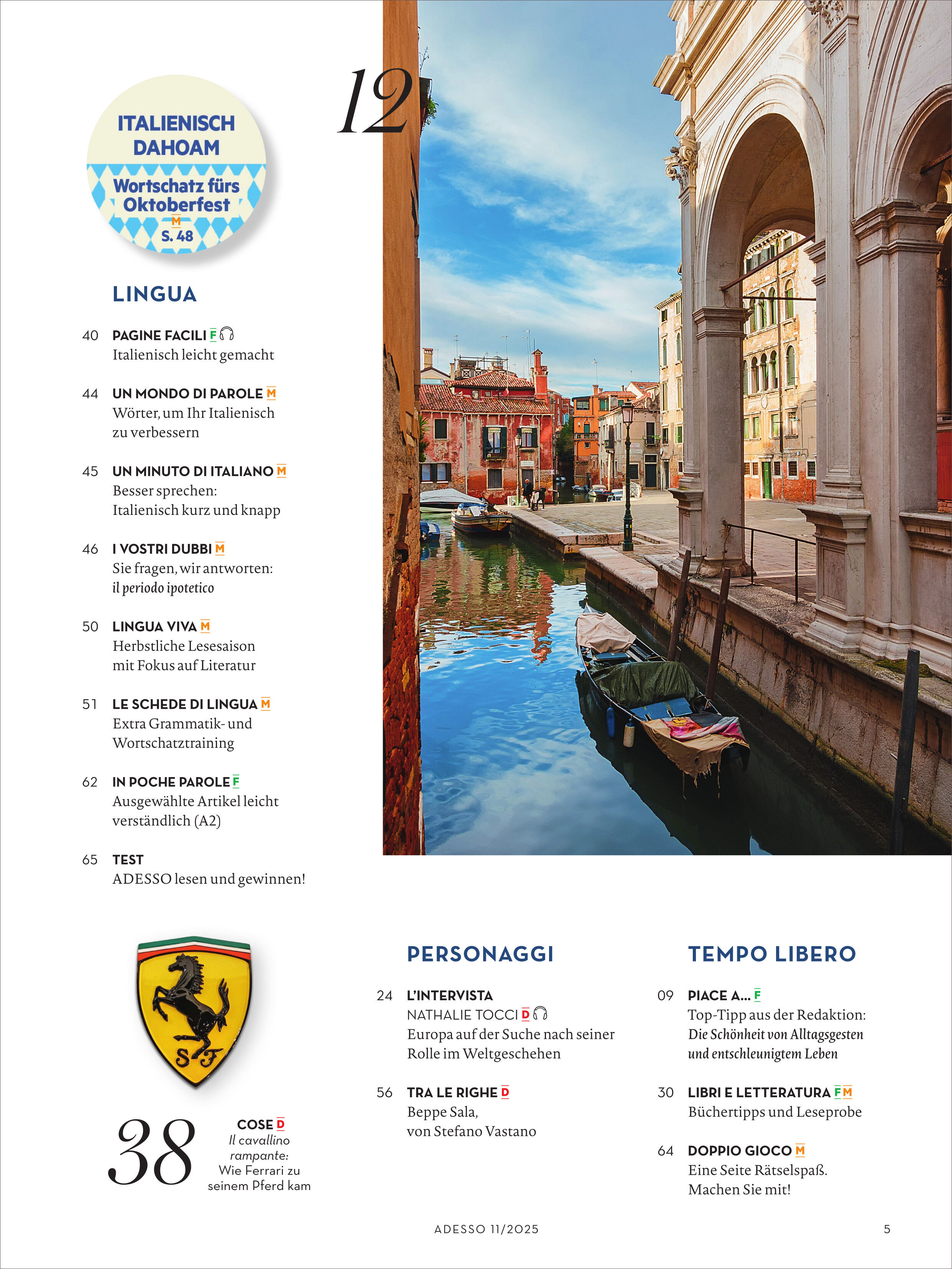 Titelseite des Adesso Magazin 11/2025 mit einem großen Foto von Venedig, das einen Kanal mit einer historischen Brücke, hellen Altbauten und ruhigem Wasser zeigt. Links verschiedene Rubriken, darunter Sprache, Kultur und Freizeitideen. Oben ein Hinweis auf italienische Inhalte für das Oktoberfest. Die Farben sind freundlich, mit warmen Beigetönen, Blau des Himmels und Wassers sowie dem typischen venezianischen Stadtbild.