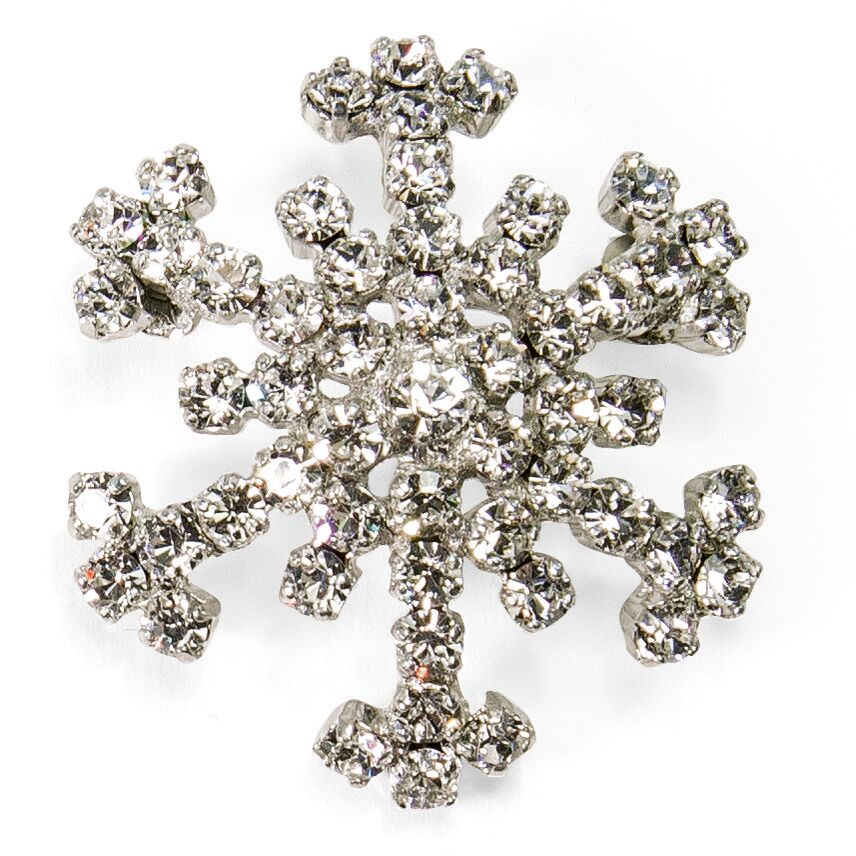 Glitzernde Brosche in Form einer Schneeflocke mit zahlreichen funkelnden Strasssteinen, festlich und elegant gestaltet auf weißem Hintergrund.