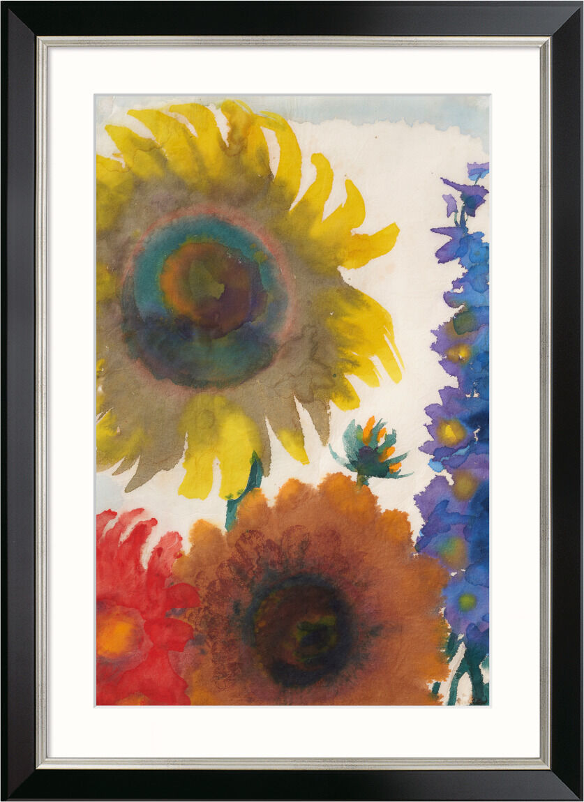 Emil Nolde: »Sonnenblumen und Rittersporn«, 1935. Ein Aquarellbild von Sonnenblumen und Rittersporn in lebendigen Farben Gelb, Blau, Rot, Grün, Braun und Lila. Der Rahmen in Schwarz und Weiß hebt das florale Kunstwerk hervor.