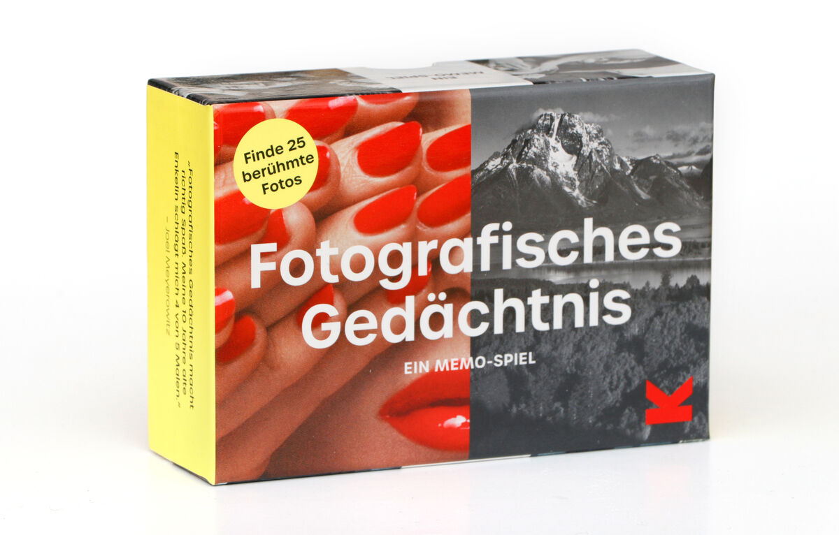 Die Abbildung zeigt die Verpackung des Memo-Spiels »Fotografisches Gedächtnis«. Die Schachtel ist mit einem Foto von roten Fingernägeln und einem Schwarz-Weiß-Bild eines Berges bedruckt. Auf der linken Seite befindet sich ein gelber Streifen mit textlicher Information. Text auf der Verpackung: 'Fotografisches Gedächtnis – Ein Memo-Spiel' und 'Finde 25 berühmte Fotos'.