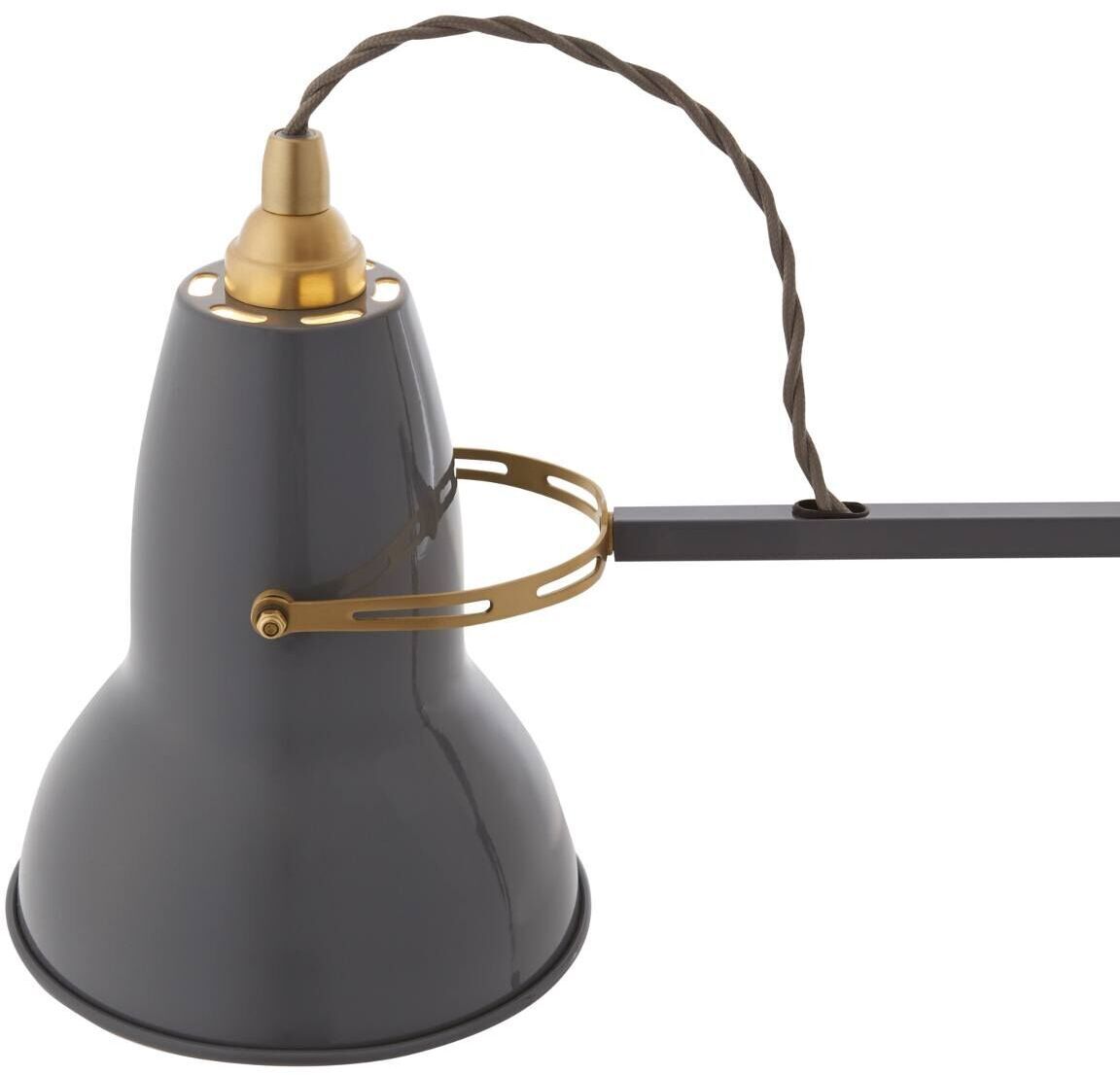 Nahaufnahme der Tischleuchte »Anglepoise Original 1227 Brass Desk Lamp« mit grauem Lampenschirm und Messingakzenten, verstellbarem Arm und gedrehtem Kabel.