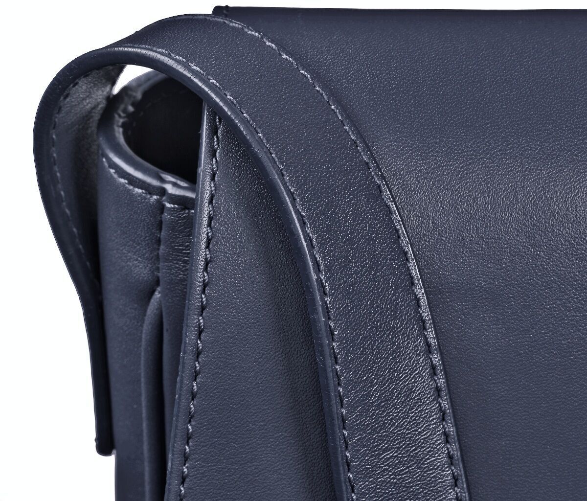 Nahaufnahme einer schwarzen Satteltasche aus Leder mit detaillierter Naht.