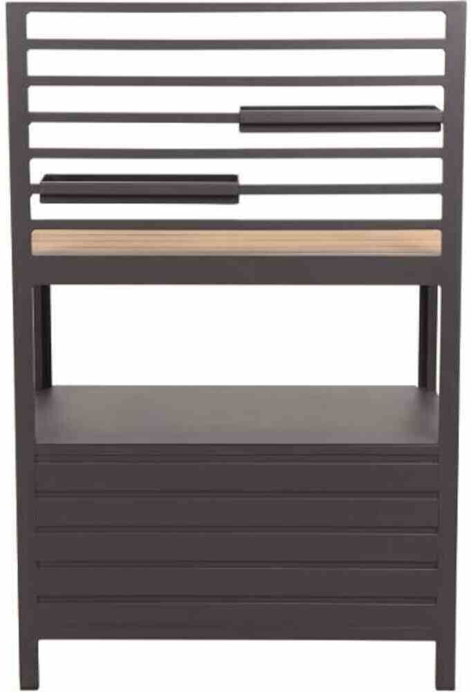 Das Bild zeigt das Outdoor-Küchenmittelteil »Sierra«. Es ist ein modernes Möbelstück mit einer schwarzen Metallstruktur und einer Holzarbeitsplatte. Das Design umfasst mehrere Ebenen und bietet Stauraum für Kochutensilien.