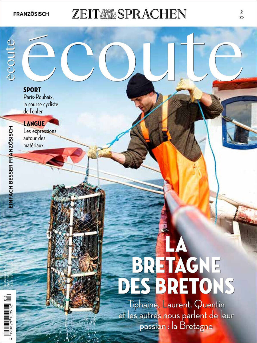 Das Cover des 'Écoute Magazin 03/2023' zeigt einen Fischer, der auf einem Boot im Meer arbeitet. Der Hintergrund ist eine wellige See unter einem bewölkten Himmel. Oben ist der Titel 'Écoute' in weißen Buchstaben auf blauem Hintergrund zu sehen, und darunter befinden sich Artikelüberschriften wie 'LA BRETAGNE DES BRETONS'.