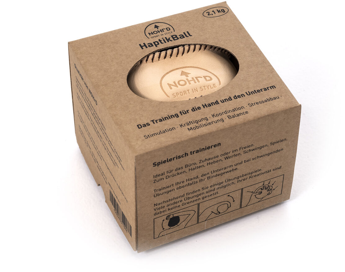 Ein HaptikBall »Natur« aus Holz in einer braunen, umweltfreundlichen Verpackung mit Aufdruck. Der Ball ist für Fitness, Therapie und Entspannung konzipiert.