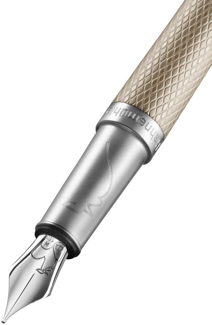 Ein hochwertiger Füllfederhalter der »Slim Edition« mit einem silbernen Metallkörper und einer feinen Spitze. Das Design ist elegant und ergonomisch, ideal für präzises Schreiben.