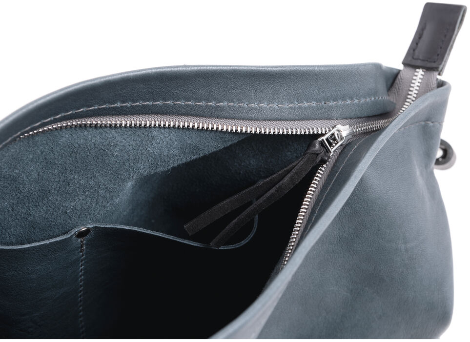 Eine graue Ledertasche »Nabuko« mit Reißverschluss und einer Innentasche. Die Tasche hat ein schlichtes und minimalistisches Design.