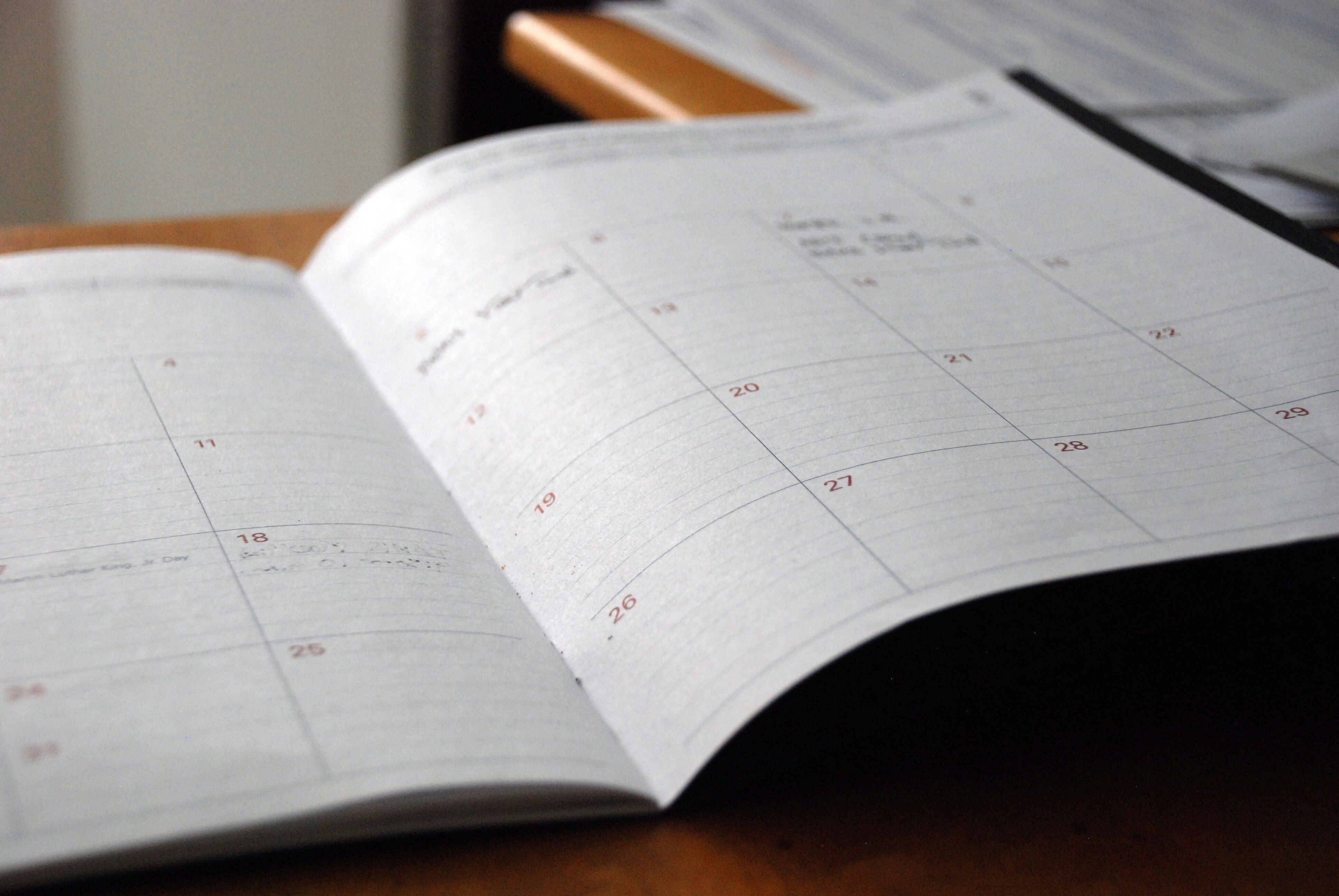 alt="Ein aufgeschlagener Wochenkalender, der die Kategorie Kalender symbolisieren soll"
