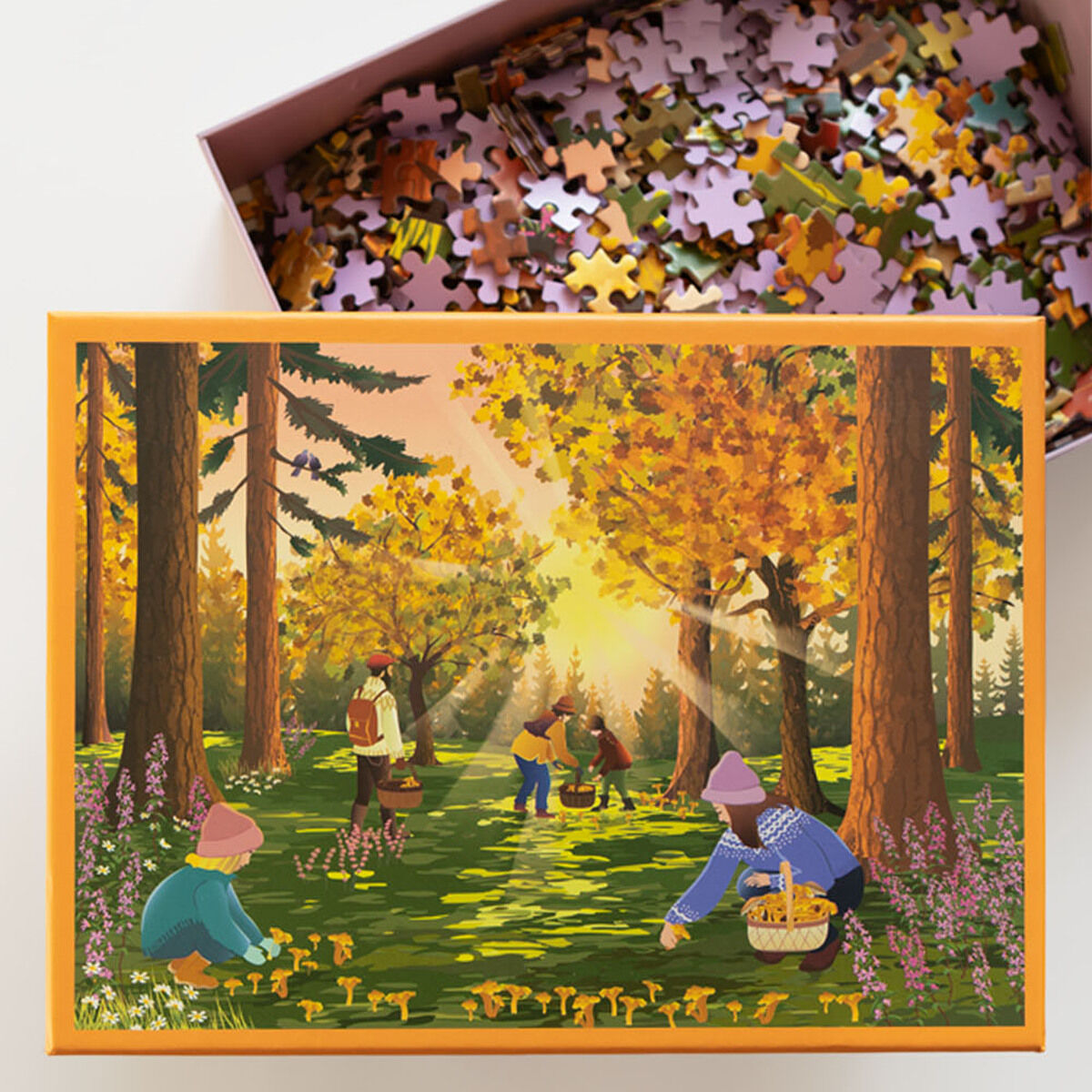 Motiv eines 1000-Teile-Puzzles, das eine familiäre Szene beim Sammeln von Pilzen im herbstlichen Wald zeigt. Verschiedene Erwachsene und Kinder sind umgeben von goldenen Laubbäumen, Farnen und Pilzen, das Licht fällt stimmungsvoll durch die Bäume. Die Puzzle-Box ist geöffnet und Teile liegen sichtbar in der Schachtel.