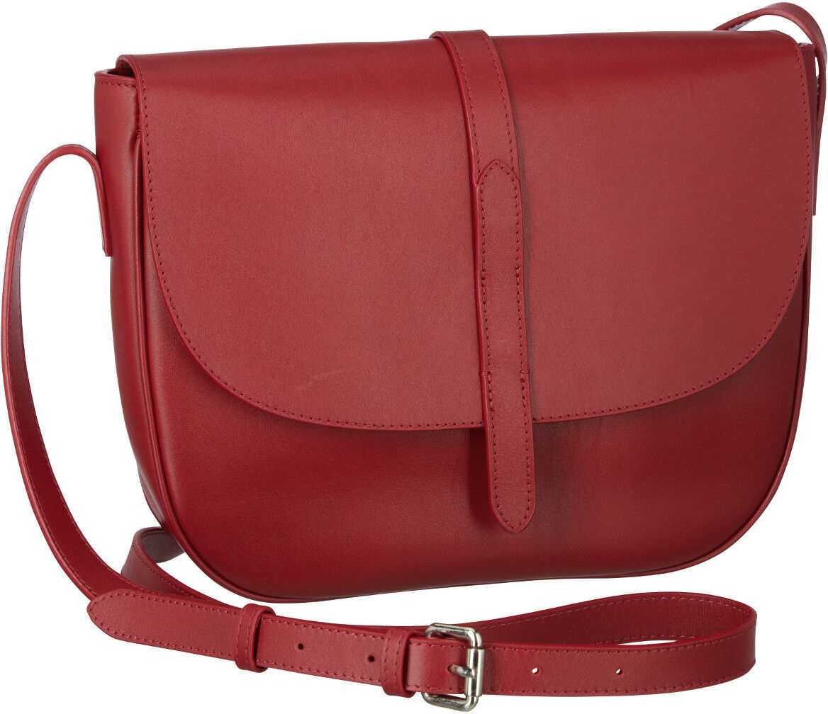 Eine rote »Saddle Bag Femme« Umhängetasche aus Leder mit verstellbarem Schulterriemen und silberner Schnalle.