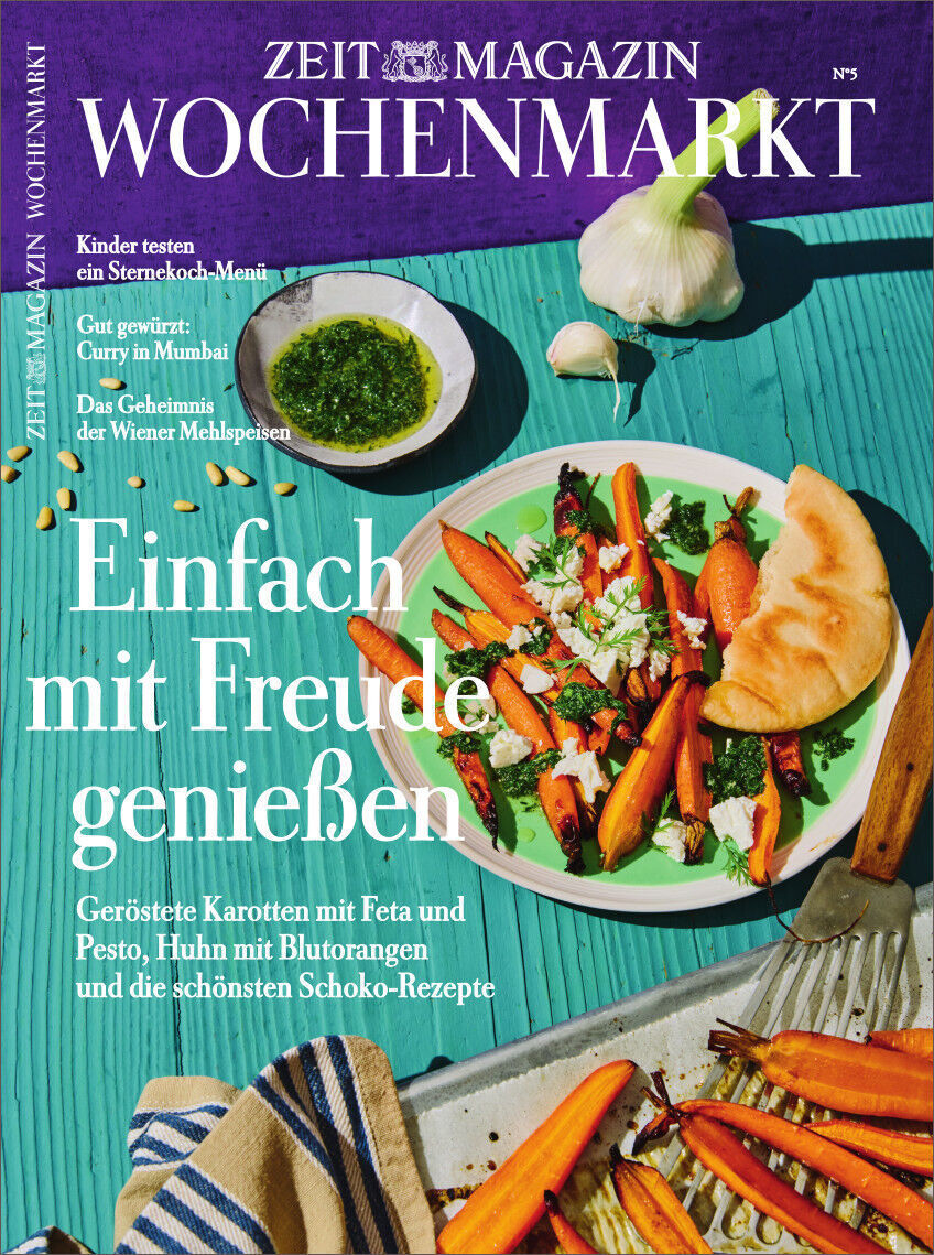 Titelbild des ZEITmagazin WOCHENMARKT 5/23 zeigt ein lebhaftes Arrangement von frisch zubereiteten Speisen. Zu sehen sind geröstete Karotten mit Feta und Pesto, Huhn mit Blutorangen und grünes Gemüse. Die farbenfrohen und einladenden Gerichte sind auf Tellern und in Schalen angerichtet, umgeben von weiteren Zutaten und Kräutern.